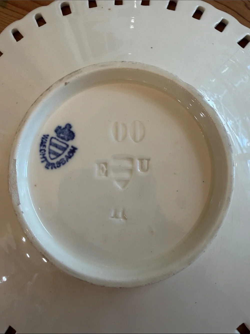 Antique Wedgewood Creamware Basket Weave plate with Scalloped Rim